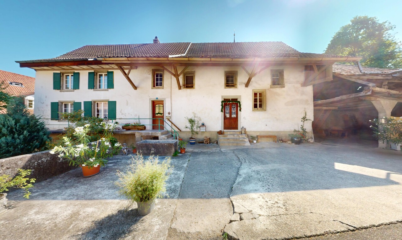 façade avec perron, property visible, toit en tuiles, bardage en stuc, et day time