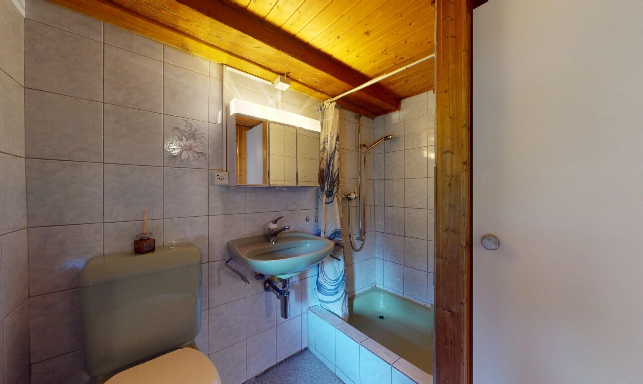 salle de bains avec inside property, miroir, salle de bain complète, tile wall, et mur en carrelage