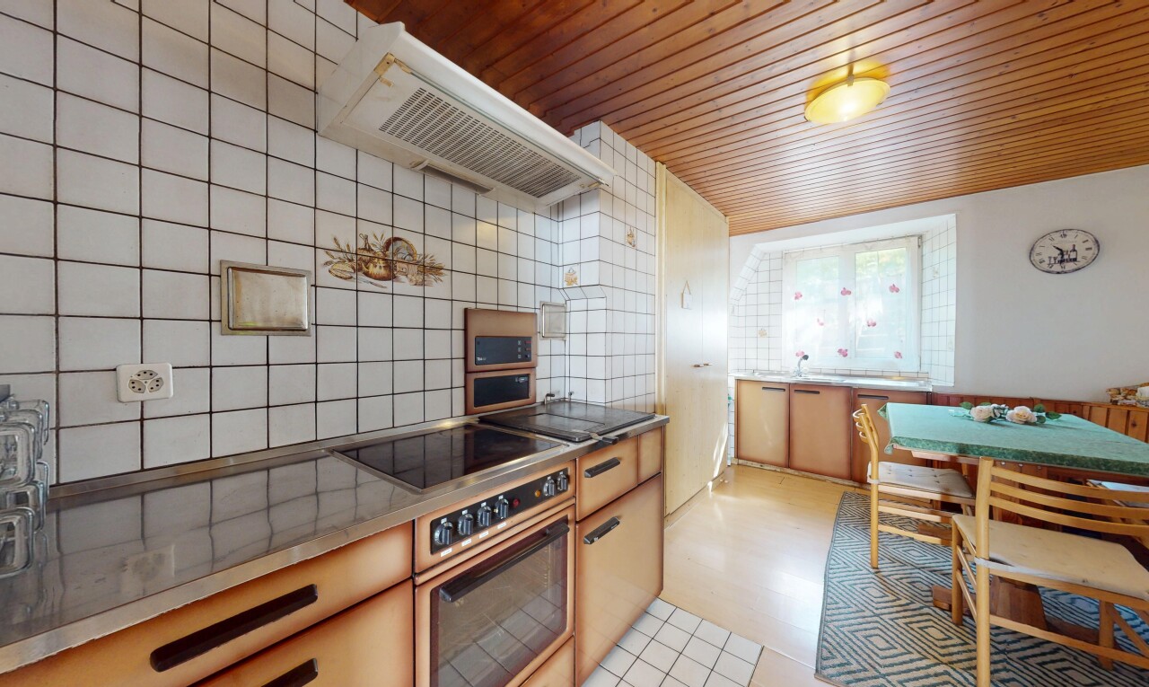 cuisine avec four, hotte, dosseret, backsplash, et inside property