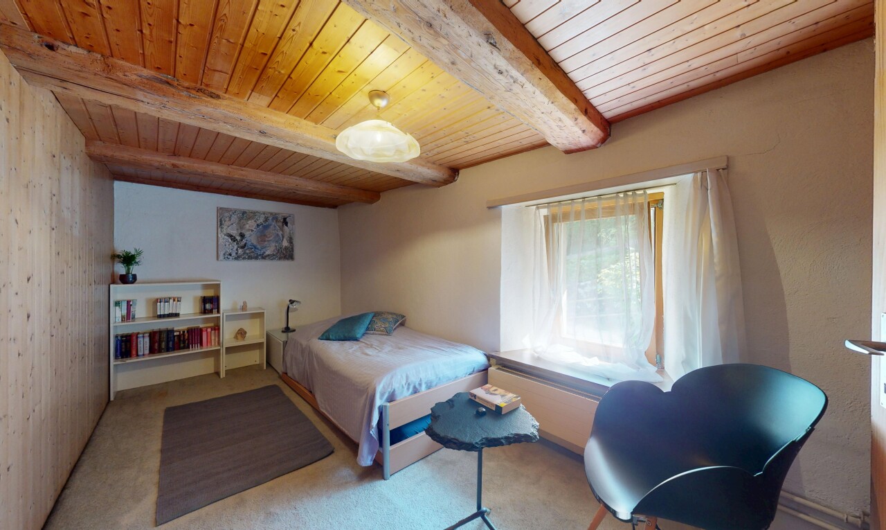 chambre avec inside property, beamed ceiling, plafond à poutres, natural light, et lumière naturelle