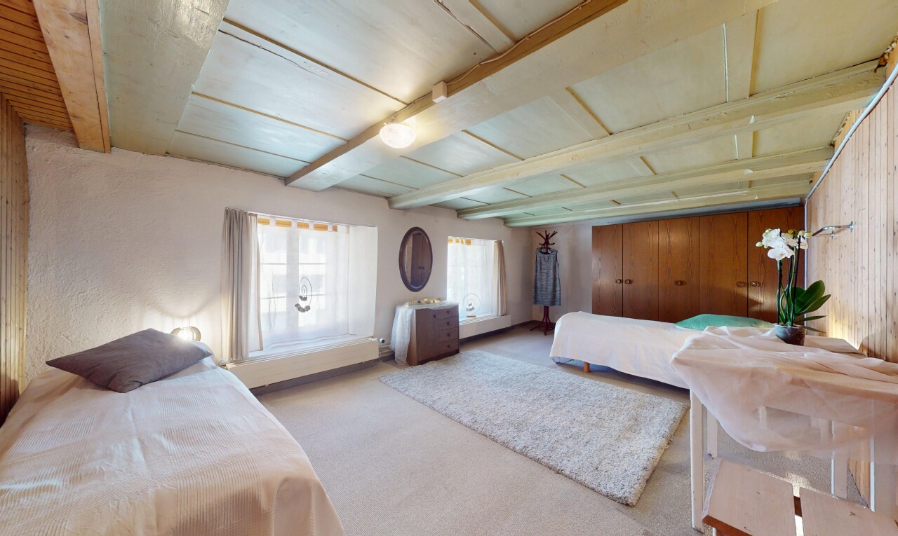 chambre avec plafond à poutres, beamed ceiling, inside property, lumière naturelle, et natural light