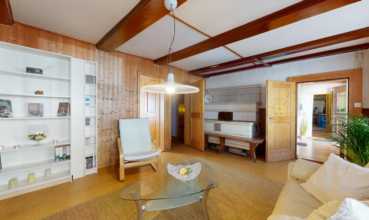 salon avec mur en bois, wood wall, inside property, plafond à poutres, et beamed ceiling
