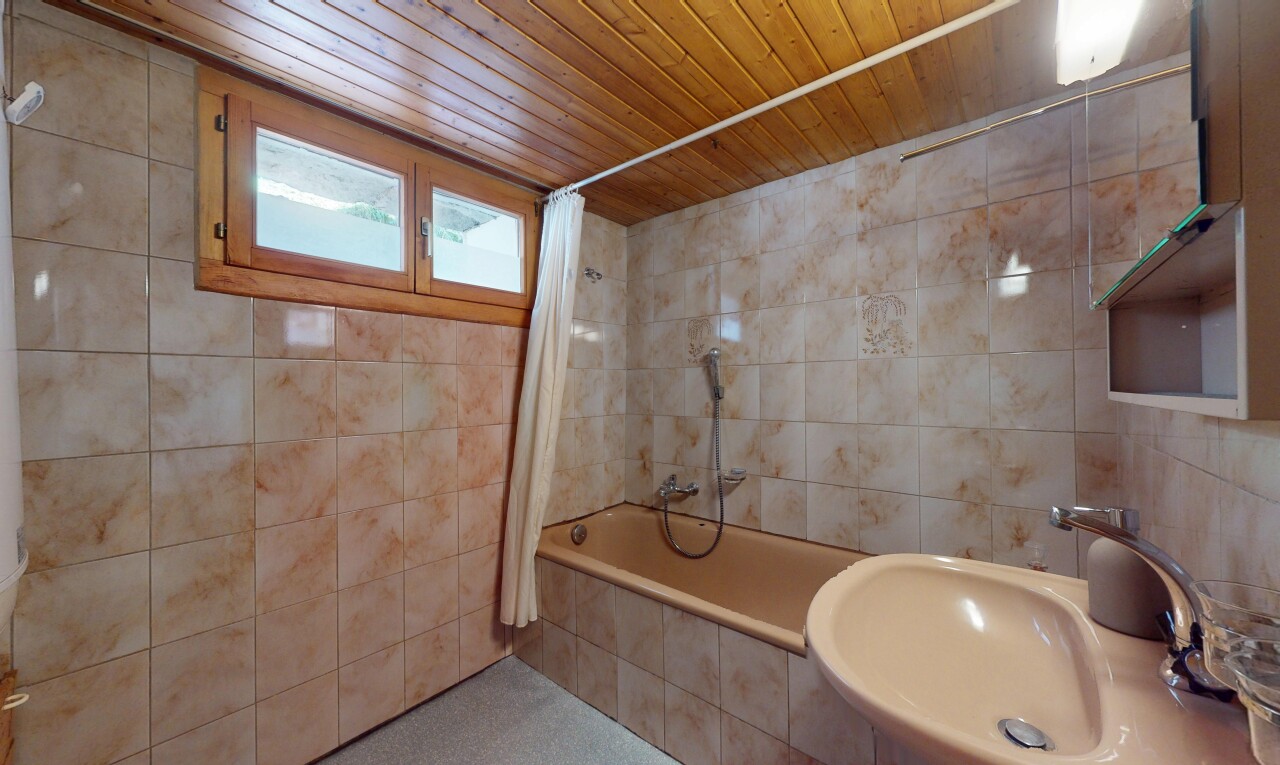 salle de bains avec mur en carrelage, tile wall, inside property, salle de bain complète, et douche-bain combinés