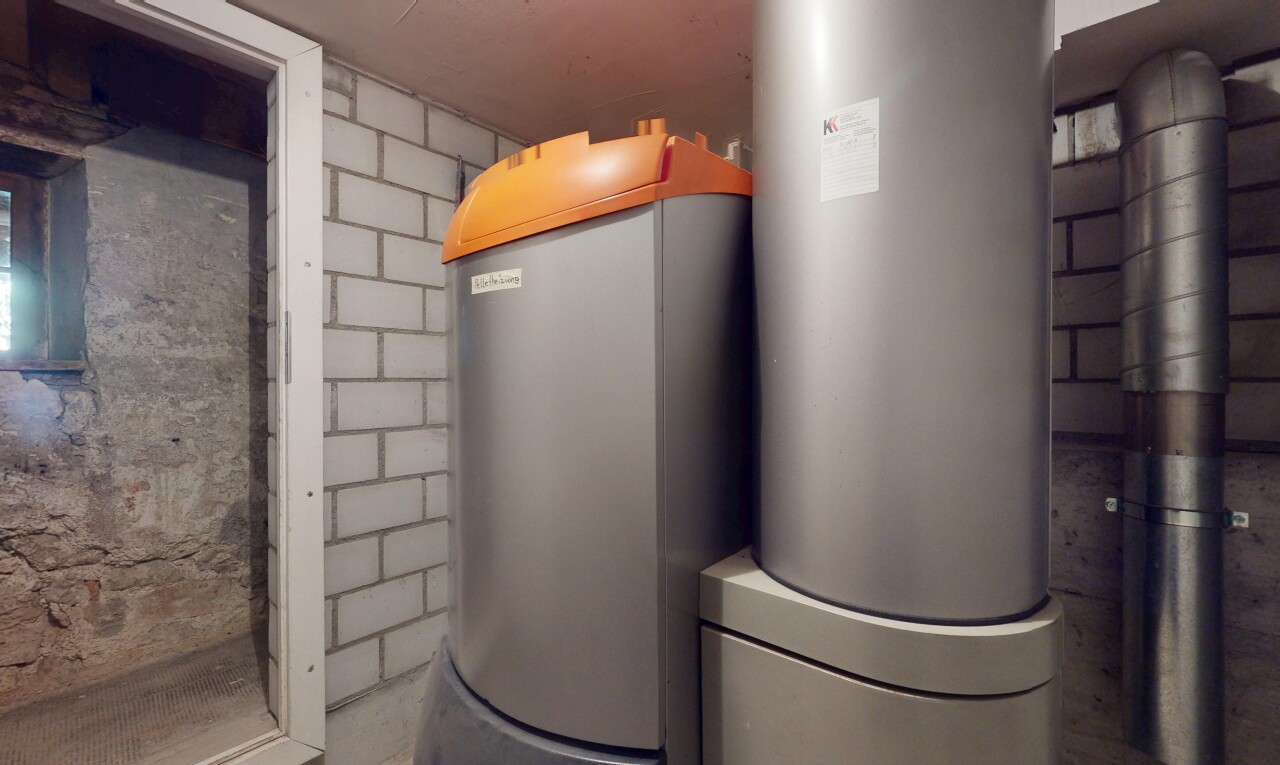 détails avec attic / basement / garage, wall / siding, et interior