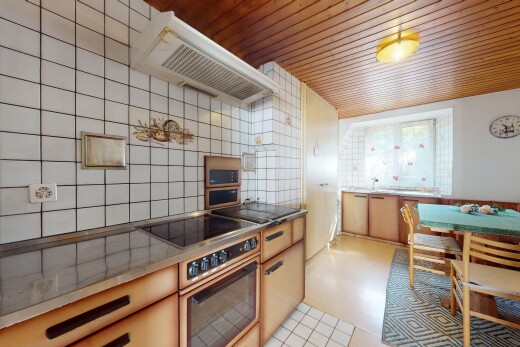 cuisine avec four, hotte, dosseret, backsplash, et inside property