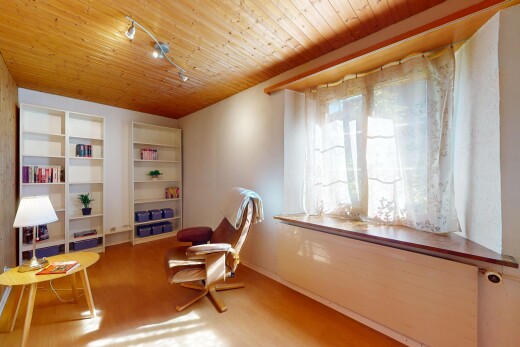 bureau avec lumière naturelle, natural light, sol en finition bois, wood finish floor, et inside property