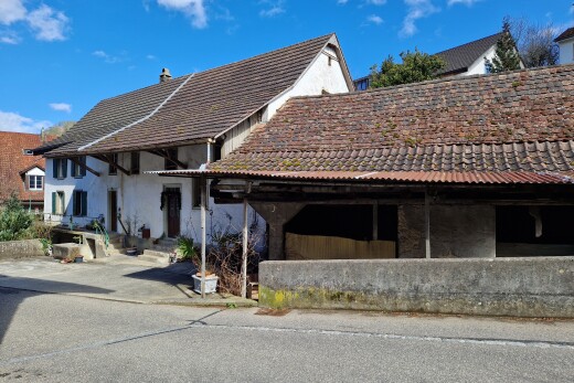 façade avec day time, property visible, cheminée, toit en tuiles, et bardage en stuc