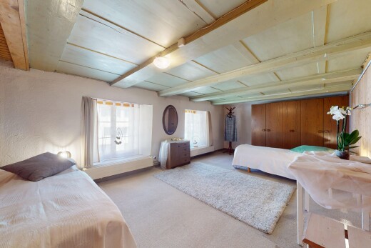 zimmer / schlafzimmer mit balkendecke, beamed ceiling, inside property, natürliches licht, und natural light