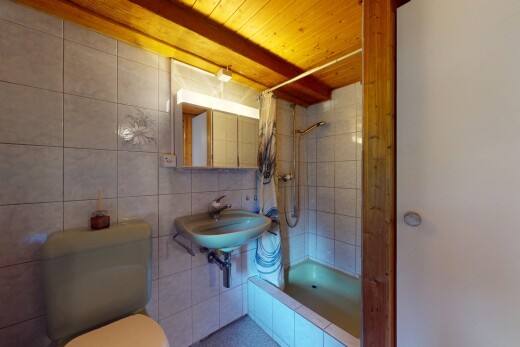 salle de bains avec inside property, miroir, salle de bain complète, tile wall, et mur en carrelage