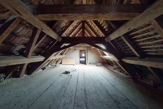 keller mit cathedral ceiling, kathedralendecke, vaulted ceiling, dachschräge, und low ceiling