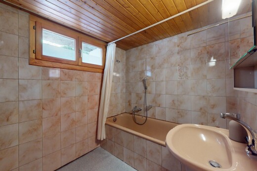 salle de bains avec mur en carrelage, tile wall, inside property, salle de bain complète, et douche-bain combinés