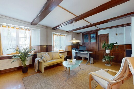 wohnzimmer mit wainscot wall, vertäfelungswand, beamed ceiling, balkendecke, und inside property