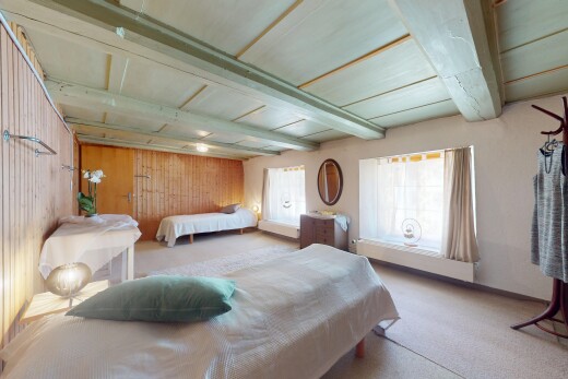 zimmer / schlafzimmer mit inside property, natürliches licht, natural light, teppich, und carpet