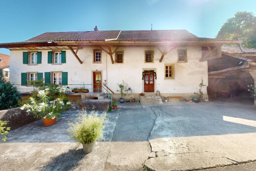 façade avec perron, property visible, toit en tuiles, bardage en stuc, et day time