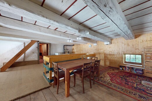 salle à manger avec inside property, plafond à poutres, beamed ceiling, mur en bois, et wood wall