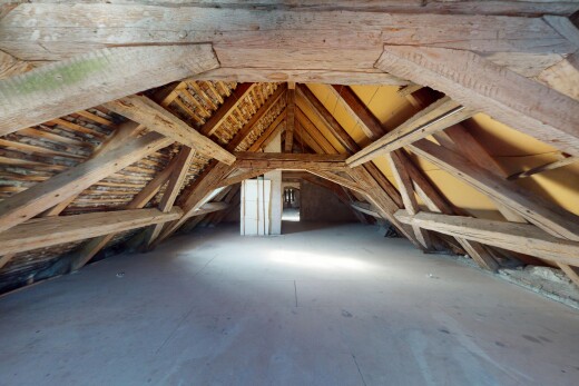 leerer raum mit cathedral ceiling, kathedralendecke, unfinished floor, inside property, und vaulted ceiling