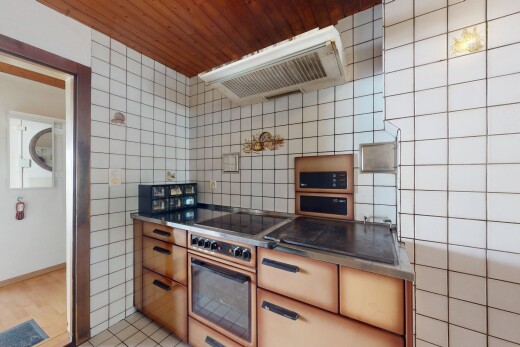 cuisine avec four, wood ceiling, plafond en bois, hotte, et inside property