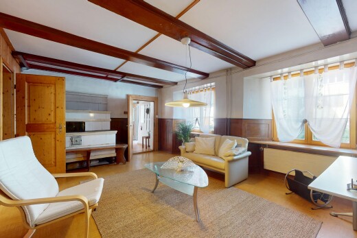 wohnzimmer mit wainscot wall, vertäfelungswand, inside property, natural light, und natürliches licht