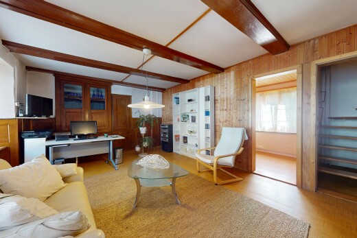 salon avec wood finish floor, sol en finition bois, beamed ceiling, plafond à poutres, et inside property