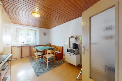 esszimmer mit inside property, drywall, gipskartonwand, wood finish floor, und holzfußboden