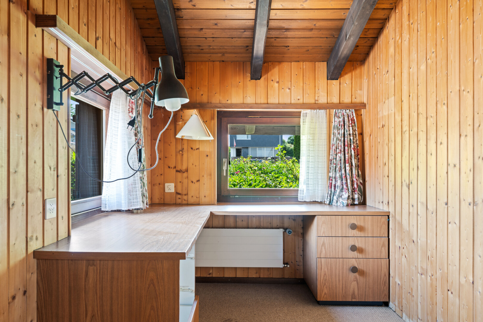 küche mit holzwand, wood wall, balkendecke, beamed ceiling, und arbeitsplatten
