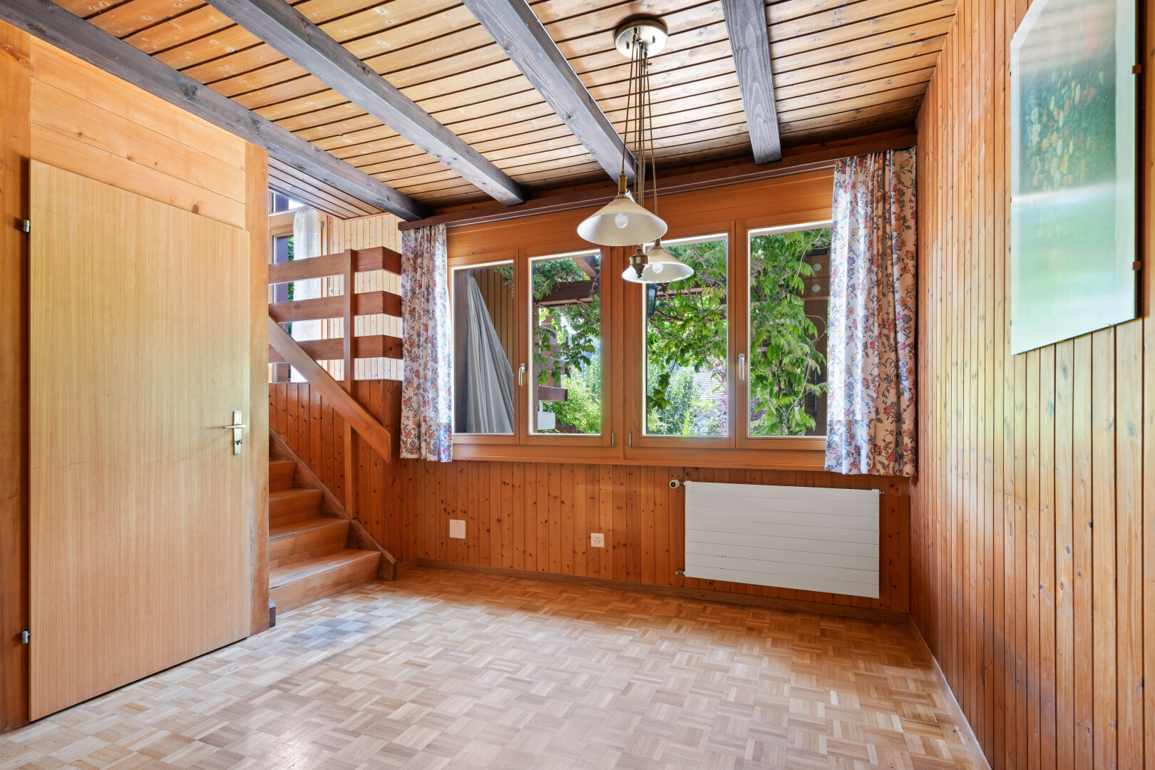 leerer raum mit holzwand, wood wall, kühler, holzfußboden, und wood finish floor