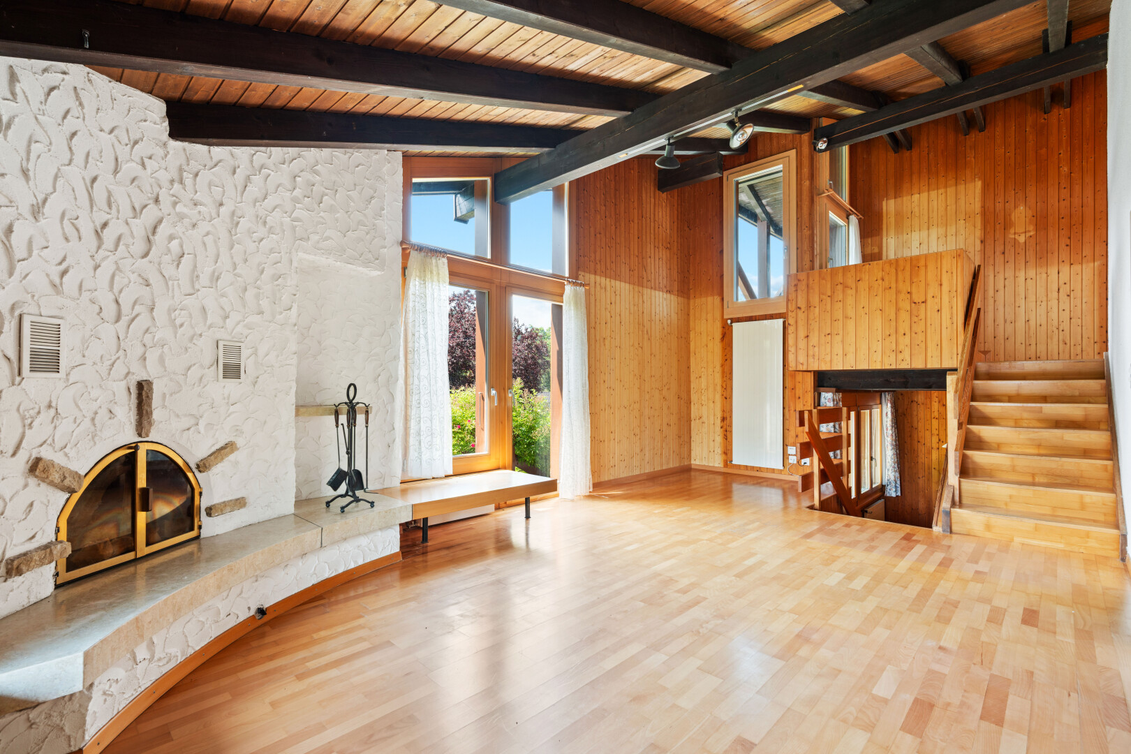 fitnessstudio mit kamin, hohe decke, high ceiling, holzfußboden, und wood finish floor