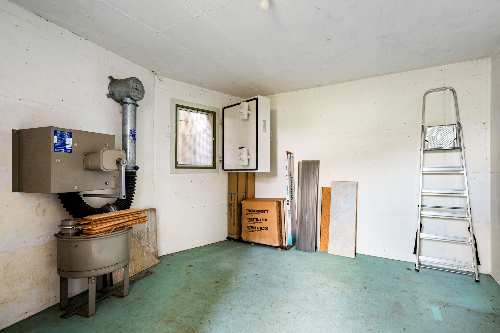 leerer raum mit inside property, betonboden, concrete floor, gipskartonwand, und drywall
