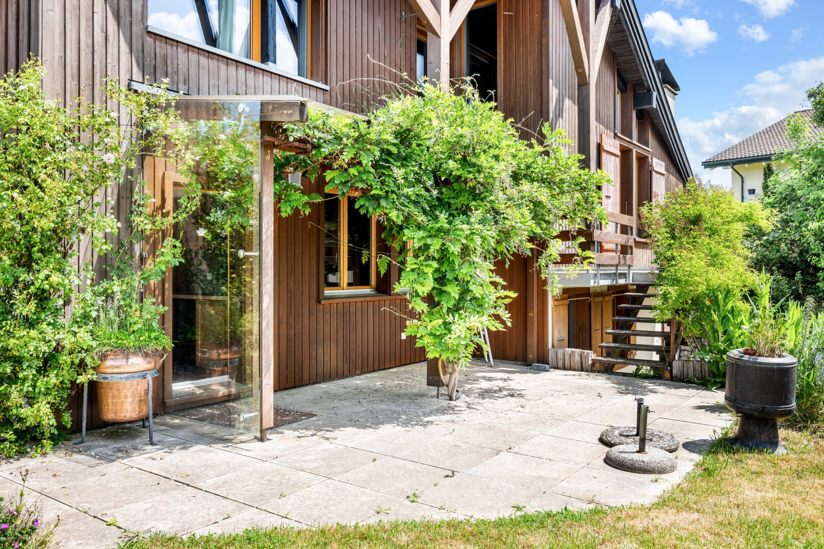 außenansicht mit vertikale verkleidung, treppen, day time, holzverkleidung, und property visible