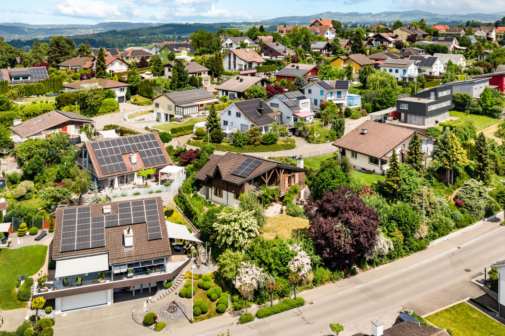 außenansicht mit day time, eingebaute garage, auffahrt, residential view, und wohngebietblick