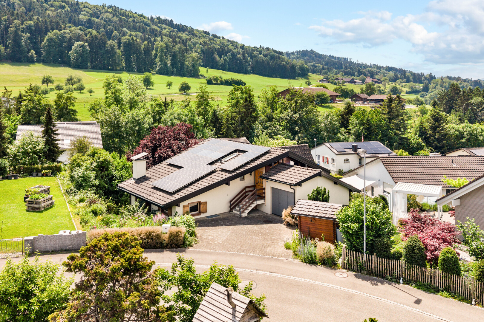 außenansicht mit zaun, solaranlage, day time, schornstein, und auffahrt