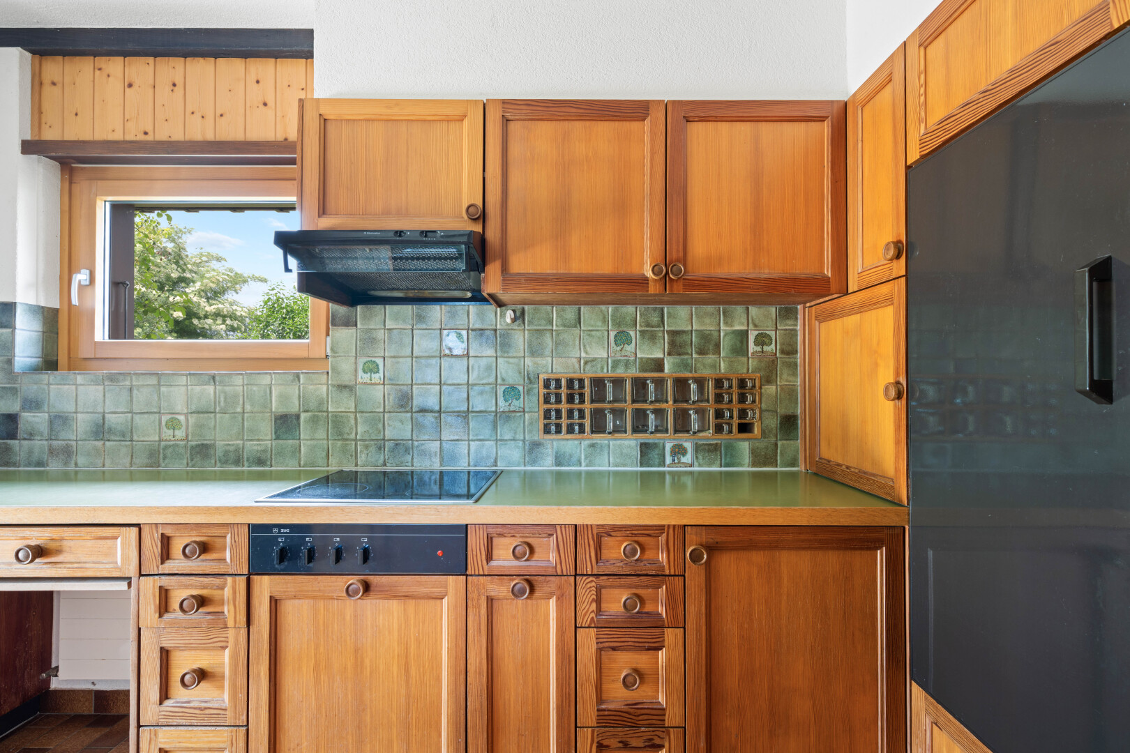 küche mit kühlschrank, arbeitsplatten, light countertops, dunstabzugshaube, und inside property