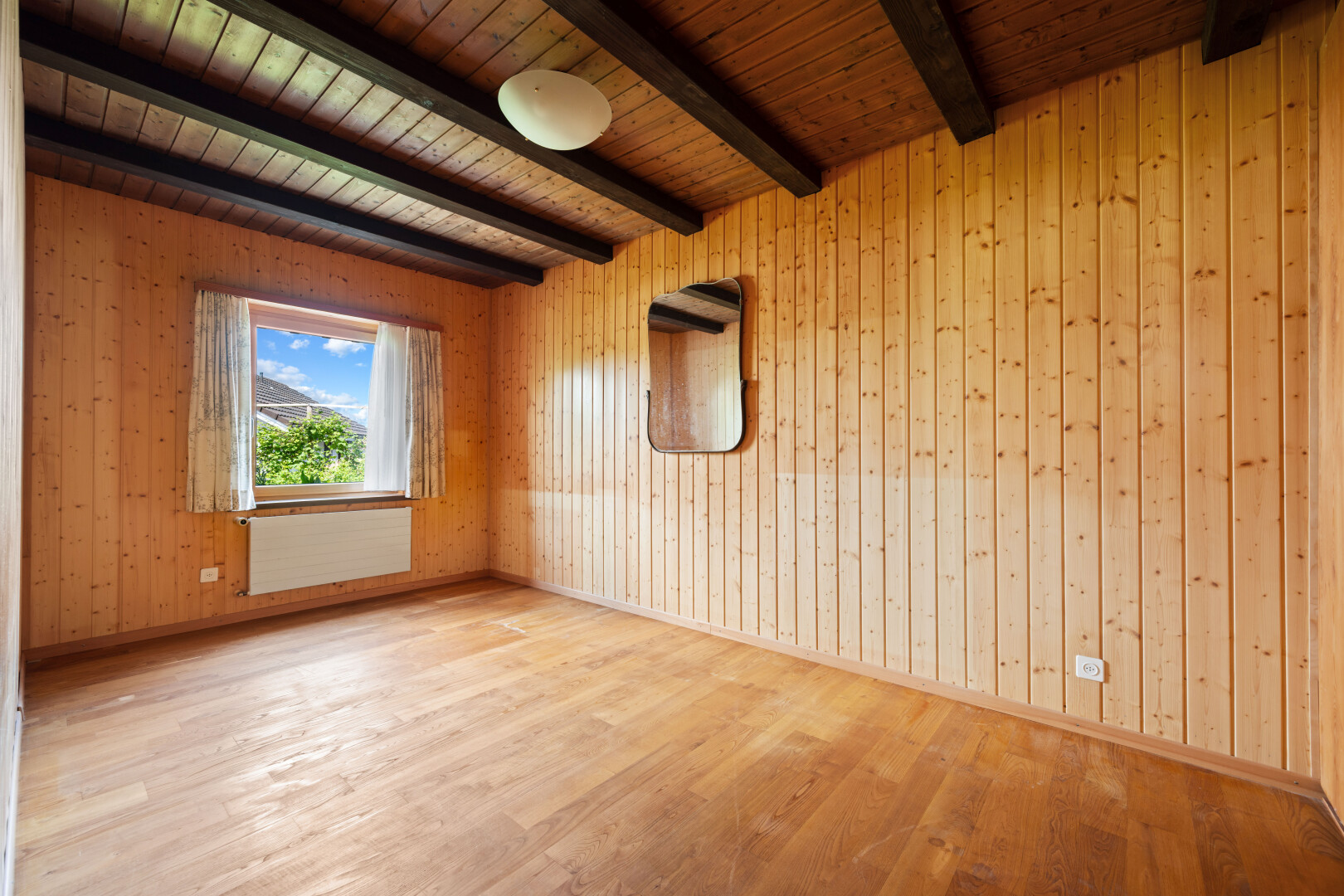 leerer raum mit holzfußboden, wood finish floor, day time, holzwand, und wood wall