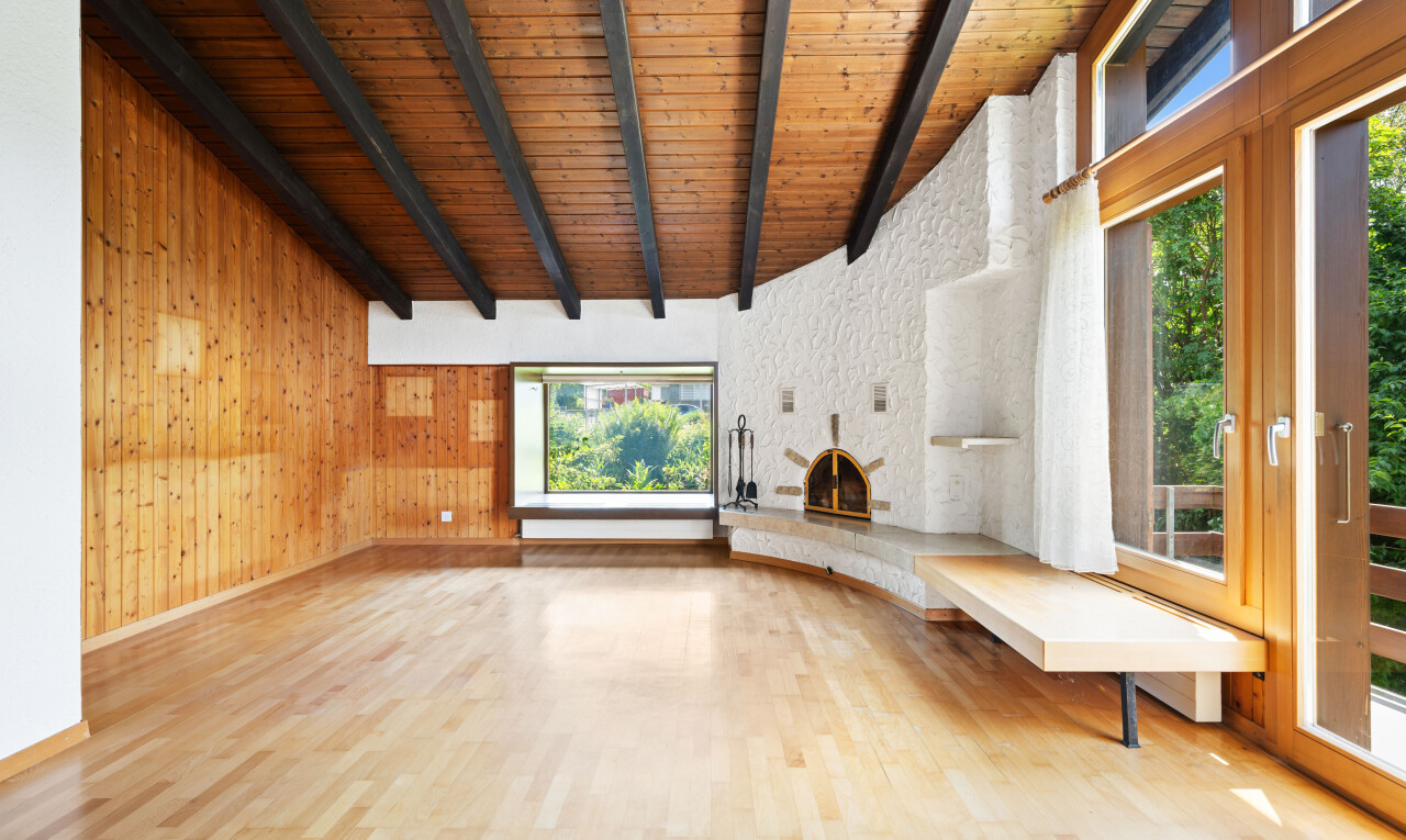 leerer raum mit holzwand, wood wall, inside property, dachschräge, und vaulted ceiling