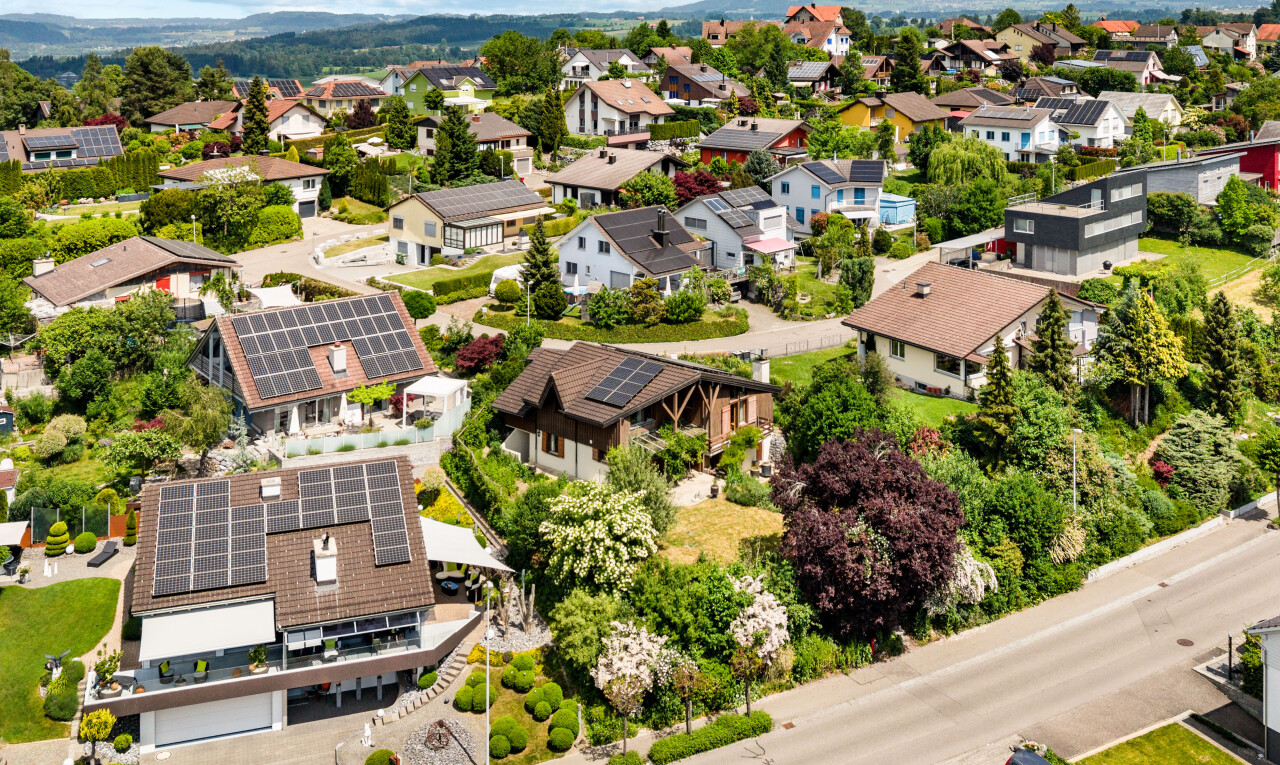 außenansicht mit day time, eingebaute garage, auffahrt, residential view, und wohngebietblick