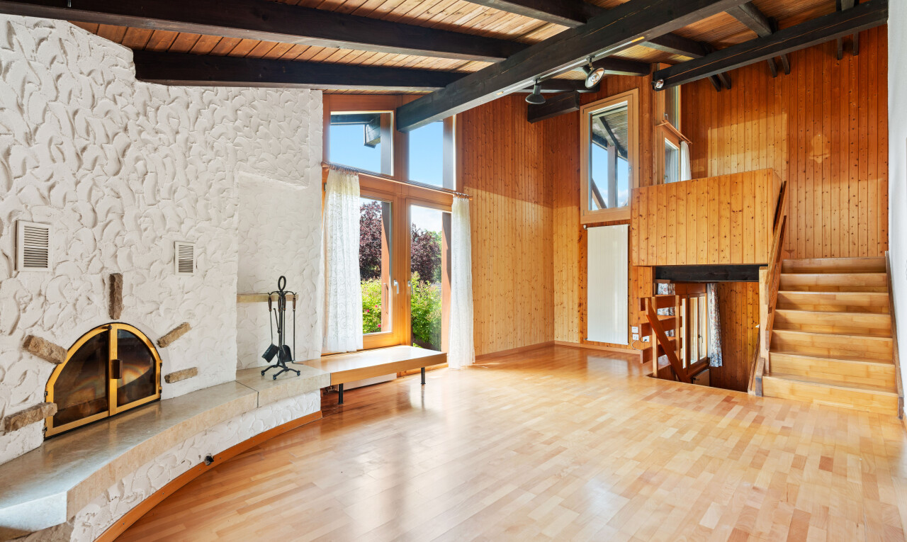 fitnessstudio mit kamin, hohe decke, high ceiling, holzfußboden, und wood finish floor
