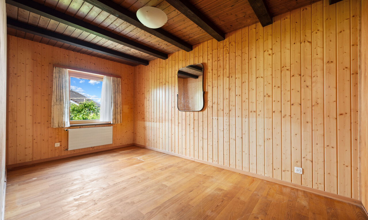 leerer raum mit holzfußboden, wood finish floor, day time, holzwand, und wood wall