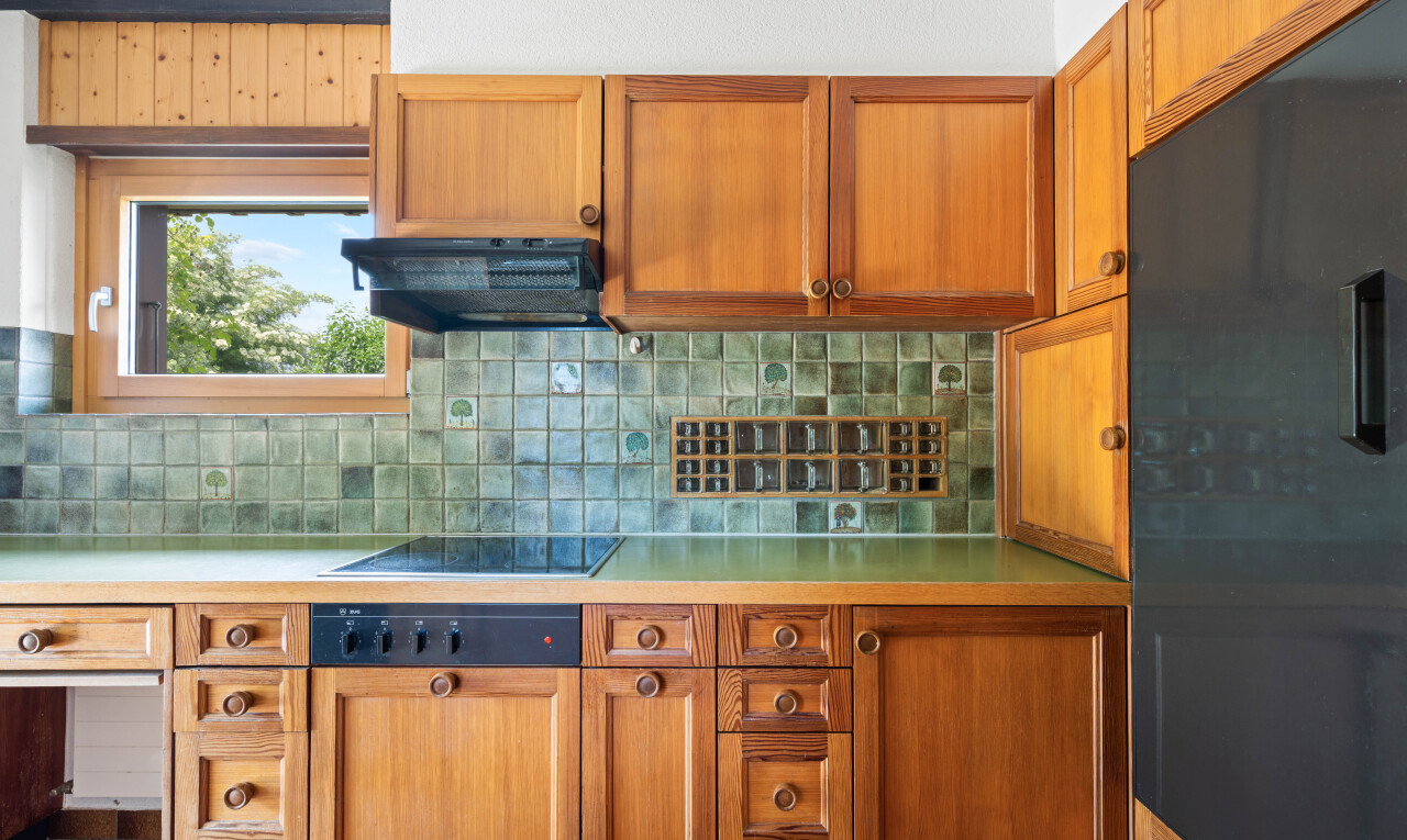 küche mit kühlschrank, arbeitsplatten, light countertops, dunstabzugshaube, und inside property