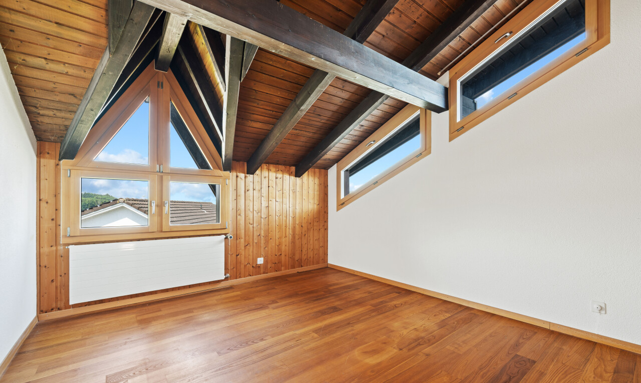 leerer raum mit balkendecke, beamed ceiling, day time, inside property, und holzfußboden