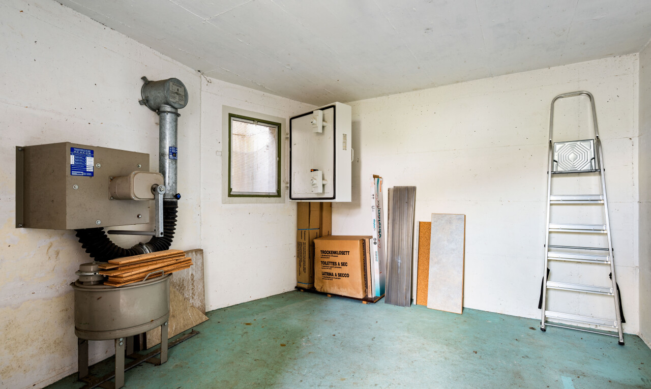 empty room with concrete flooring