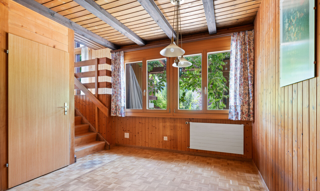 leerer raum mit holzwand, wood wall, kühler, holzfußboden, und wood finish floor