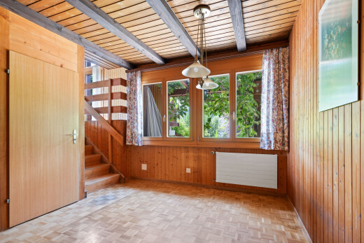 leerer raum mit holzwand, wood wall, kühler, holzfußboden, und wood finish floor