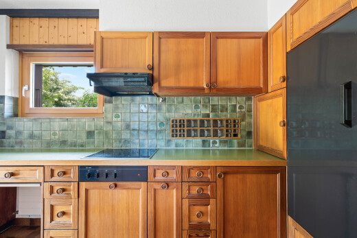 küche mit kühlschrank, arbeitsplatten, light countertops, dunstabzugshaube, und inside property