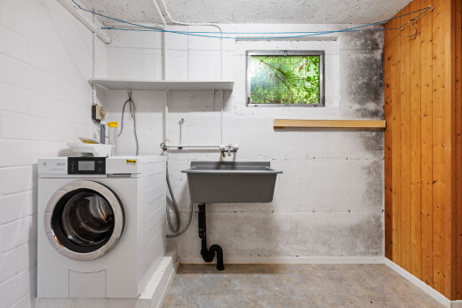 wäschekammer mit keller, inside property, betonboden, concrete floor, und waschbecken