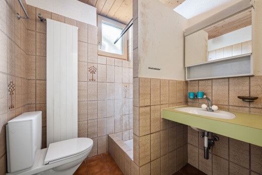 bad mit toilette, spiegel, komplettes badezimmer, inside property, und waschbecken
