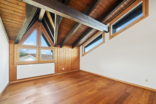 leerer raum mit balkendecke, beamed ceiling, day time, inside property, und holzfußboden