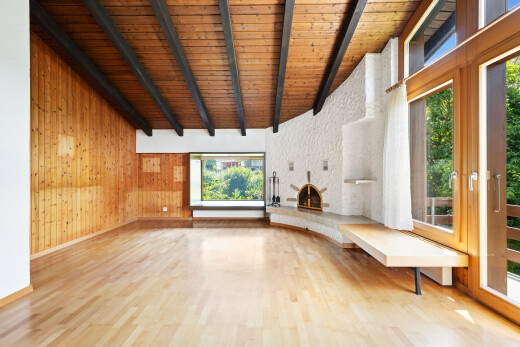 leerer raum mit holzwand, wood wall, inside property, dachschräge, und vaulted ceiling