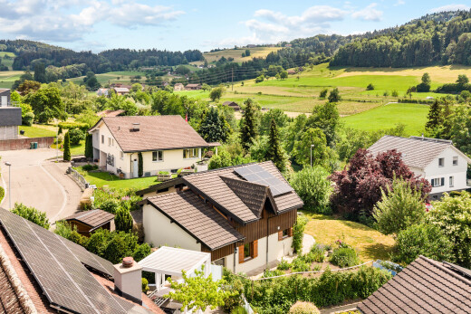 außenansicht mit solaranlage, day time, rural view, ländliche aussicht, und vertikale verkleidung