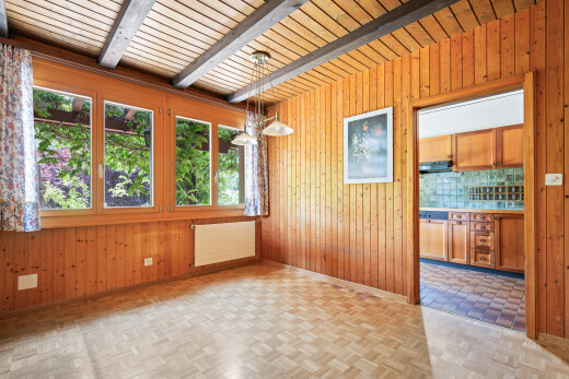 leerer raum mit holzwand, wood wall, parquet floor, natürliches licht, und natural light