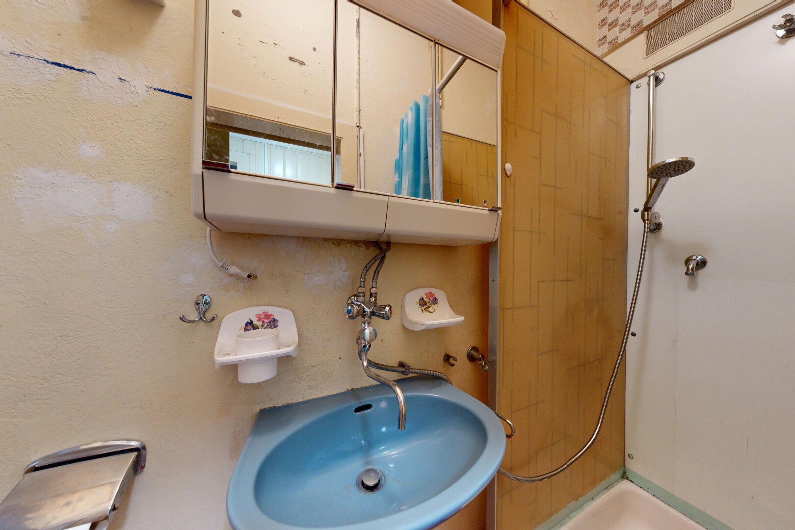 salle de bains avec miroir, douche, évier, salle de bain complète, et inside property
